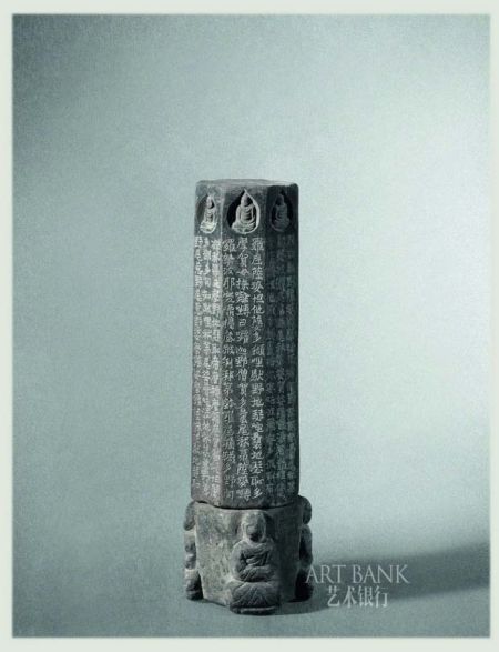 唐乾寧5 年 砂巖石浮雕佛像刻“加句靈驗佛頂尊勝陁羅尼”經幢《乾寧五年七月十一日弟子楊彥真》款(香港蘇富比) 唐乾寧5 年 砂巖石浮雕佛像刻“加句靈驗佛頂尊勝陁羅尼”經幢《乾寧五年七月十一日弟子楊彥真》款(香港蘇富比)