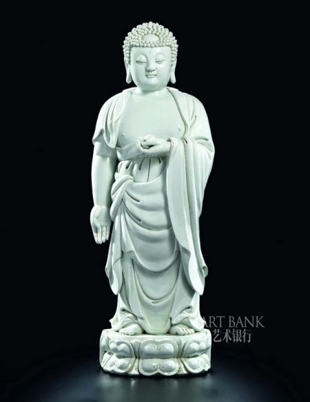 清 18 世紀 德化白瓷“釋迦牟尼佛”立(香港蘇富比) 清 18 世紀 德化白瓷“釋迦牟尼佛”立(香港蘇富比)